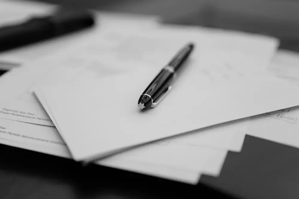 Penna e documenti legali sulla scrivania